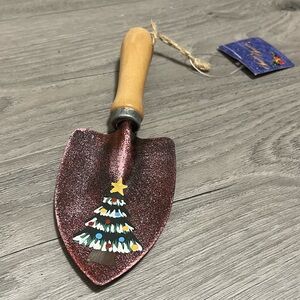 🆕 Christmas Hand Shovel Spade Ornament Hand Painted Snowy Christmas Tree